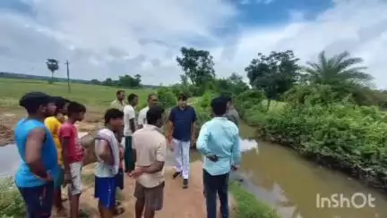 সীমলাপাল: বৃষ্টির জলের তোড়ে হরিণটুলি গ্রামের কালিন্দী বাঁধ থেকে বের হওয়া ভেঙে যাওয়া সেচ নালা পরিদর্শনে তালডাংরার বিধায়ক