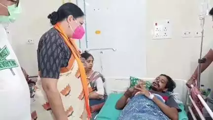 বারুইপুর: বারুইপুরে আক্রান্ত বিজেপি কর্মীকে দেখতে হাসপাতালে অগ্নিমিত্রা পল, তীব্র ক্ষোভ প্রকাশ নেত্রীর