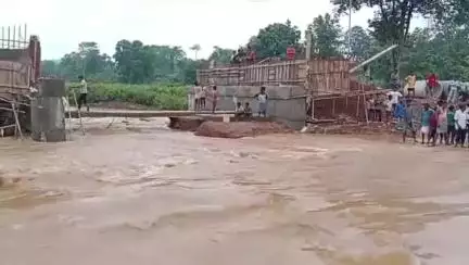 गोइलकेरा: गोईलकेरा-सेरेंगदा में सड़क निर्माण कार्य में संवेदक की लापरवाही के कारण लोगों को हो रही परेशानी#jansamasya