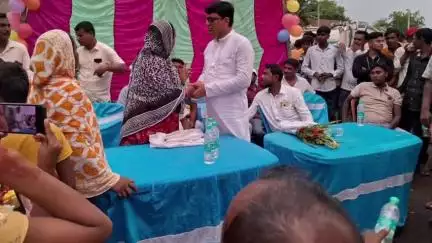 মহম্মদবাজার: ভারকাটা পঞ্চায়েতের ৬০টি পরিবার BJP ছেড়ে তৃণমূলে যোগদান করলো, তাদের হাতে দলীয় পতাকা তুলে দিলেন কালীপ্রসাদ ব্যানার্জি