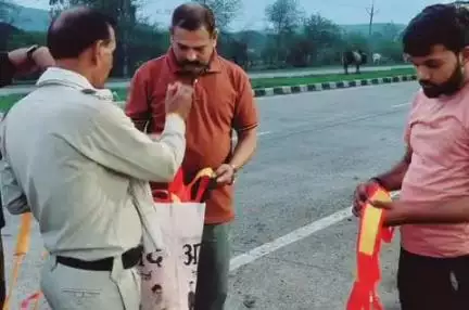 देवरी: देवरी थाना प्रभारी भदोरिया ने गायों को बांधी रेडियम पट्टी, दुर्घटना रोकने के लिए युवाओं को भी दी पट्टी
