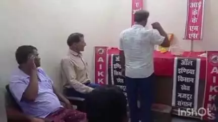 महुआ: महुआ के फुदेनी चौक पर ऑल इंडिया किसान खेत मजदूर संगठन ने स्वामी सहजानंद सरस्वती की पुण्यतिथि मनाई