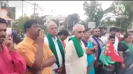 ಚಿಕ್ಕಬಳ್ಳಾಪುರ: ರೈತ ಹೋರಾಟಗಾರರ ಬಂಧನ ಖಂಡಿಸಿ ನಗರದ ಶಿಡ್ಲಘಟ್ಟ ವೃತ್ತದಲ್ಲಿ ಪ್ರತಿಭಟನೆ