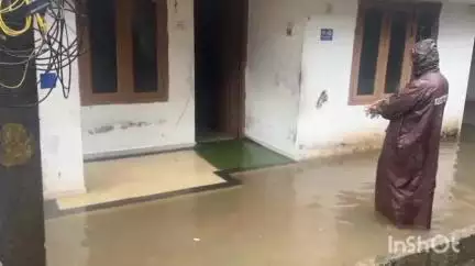 മൂവാറ്റുപുഴ: ഇലാഹിയ കോളനിയിലെ എട്ടു വീടുകളിൽ ശക്തമായ മഴയിൽ വെള്ളം കയറി, ദുരിതാശ്വാസ ക്യാമ്പ് തുറന്നു