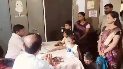 तेल्हारा: नगरपरिषद शाळेमध्ये सेमी इंग्लिश वर्गाची सुरूवात; विद्यार्थ्यांना ड्रेस कोटचे वितरण: मुख्याधिकारी सतीश गावंडे