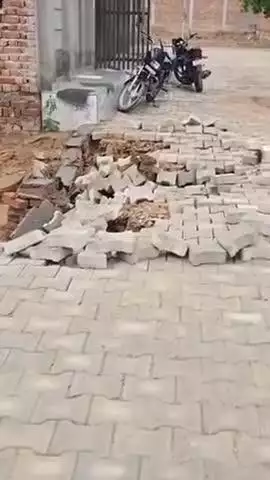 सिरसा: तेज बारिश के कारण कांडा कॉलोनी में धंसी नवनिर्मित गली, लोगों ने ठेकेदार पर धांधली के जड़े आरोप #jansamasya