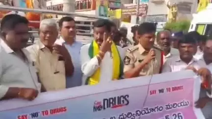 మంత్రాలయం: యువత మత్తు పదార్థాలకు బానిస కాకుండా దూరంగా ఉండాలి: టీడీపీ మంత్రాలయం ఇన్ఛార్జ్ రాఘవేంద్ర రెడ్డి, సీఐ రామాంజులు