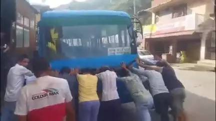 चम्बा: धरवाला में चम्बा-बतोट रूट पर चलने वाली एचआरटीसी बस हुई खराब, वाहनों का लगा लंबा जाम