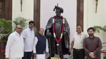 मलकापूर: दिल्ली येथे छत्रपती शाहू महाराज यांच्या जयंतीनिमित्त आमदार चैनसुख संचेती यांनी केले अभिवादन