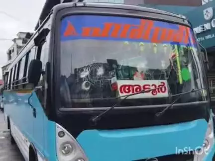 കാർത്തികപ്പള്ളി: സമയത്തെ ചൊല്ലി തർക്കം, കായംകുളം പ്രൈവറ്റ് ബസ്റ്റാൻഡിൽ ജീവനക്കാർ ബസ്സുകൾ അടിച്ച് തകർത്തു