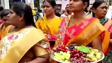 ఆషాడ మాసం ప్రారంభమైన సందర్భంగా నంద్యాల శ్రీ జగజ్జనని అమ్మవారికి పుట్టింటి చీర, సారె సమర్పణ