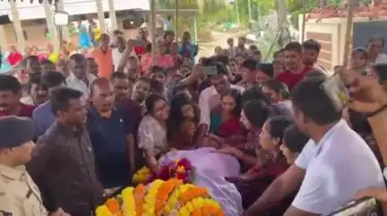 రోడ్డు ప్రమాదంలో మృతి చెందిన ఎస్ఐ అశోక్ మృతదేహానికి నరసాపురంలో నివాళులర్పించిన ఎస్పీ కృష్ణారావు