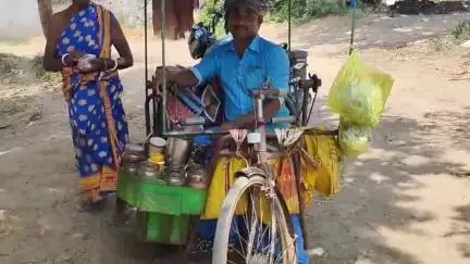 বাঘমুণ্ডী: পোলিও আক্রান্ত; 3 চাকা সাইকেল দিয়ে ঝালমুড়ি বিক্রি করে সংসার চালাচ্ছেন বাঘমুণ্ডির যুবক, ব্যাটারি চালিত গাড়ির দাবি