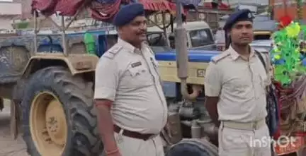 बौंसी: बरमनिया गांव समीप से पुलिस ने अवैध बालू देर ट्रैक्टर को किया जब्त।