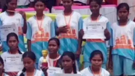 सरैयाहाट: सरैयाहाट के भतोरिया मैदान में प्री सुब्रतो कप फुटबॉल प्रतियोगिता में दिग्धी और हंसडीहा विद्यालय की टीम जीती