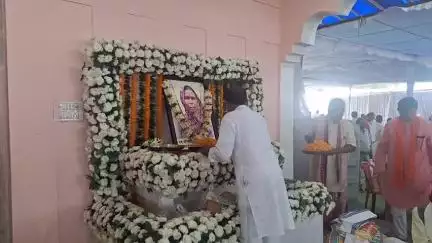 जशपुर: पत्थलगांव विधायक गोमती साय की माता स्व. बसन्ती पैकरा को दी गई विनम्र श्रद्धांजलि