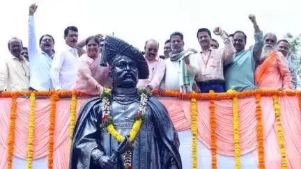हवेली: राजर्षी शाहू महाराज यांच्या जयंतीनिमित्त महापालिकेच्या इमारतीमध्ये प्रतिमेस पुष्पहार अर्पण करत अभिवादन