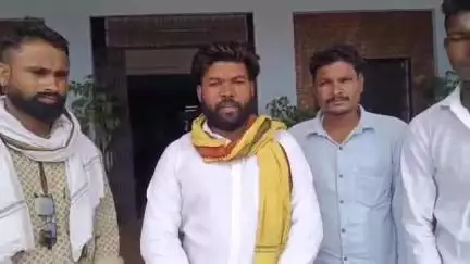 देवास: आदिवासी समाज के नेता पर कार्रवाई के विरोध में कलेक्टर कार्यालय में ज्ञापन दिया गया