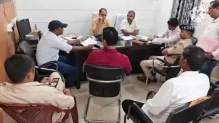 नरपतगंज: नरपतगंज मुख्यालय में बाढ़ से पूर्व तैयारी को लेकर अधिकारियों ने आयोजित की बैठक