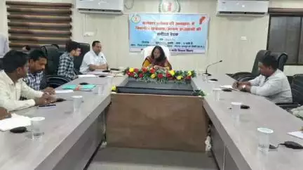 कलेक्ट्रेट सभागार में कलेक्टर ने छात्रावास संचालन के संबंध में बैठक ली