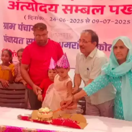 नीमराना: फौलादपुर शाहजहांपुर गांव में अंत्योदय संबल योजना के तहत ग्रामीणों की समस्याएं सुनी गई, मौके पर किया गया समाधान