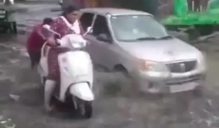 గుంటూరు: గురువారం సాయంత్రం కురిసిన భారీ వర్షానికి వర్షపు నీటితో మునిగిపోయిన మూడు వంతెనలు.. తీవ్ర ఇబ్బందులు పడ్డ వాహనదారులు
