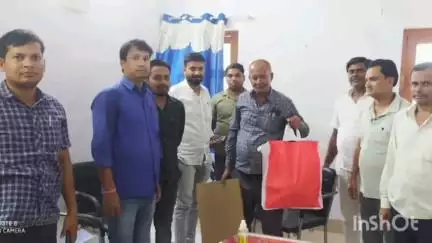 फारबिसगंज: फारबिसगंज वार्ड संख्या 15 के उप चुनाव के लिए मतदान कर्मियों के बीच मतदान सामग्री का किया गया वितरण