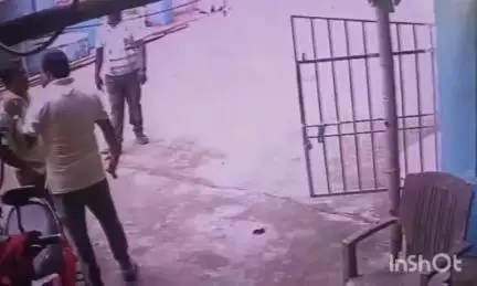 କଟକ ପୌରାଞ୍ଚଳ: ପୋତାପୋଖାରୀରେ ଦୁଇ ଜଣ ବ୍ୟକ୍ତିଙ୍କ ମଧ୍ୟରେ ମାରପିଟ୍, ଭିଡିଓ ସୋସିଆଲ ମିଡିଆରେ ଭାଇରାଲ #viralvideo
