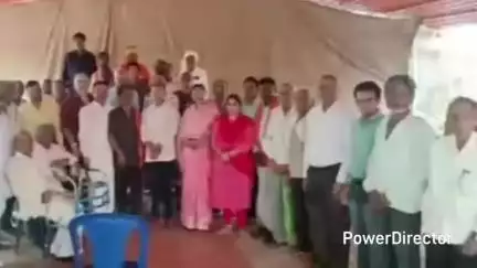 हर्रई: हर्रई के राजमहल प्रांगण में विधायक कमलेश शाह द्वारा मीशाबंदियों के परिवारों का सम्मान