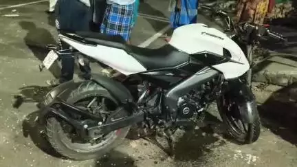 திருவொற்றியூர்: திருவொற்றியூர் ஒண்டிக்குப்பம் பகுதியில் ஆட்டோ மற்றும் இருசக்கர வாகனம் ஒன்றோடு ஒன்று மோதி விபத்து இருவர் படுகாயம் போலீஸ் விசாரணை