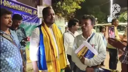 রায়গঞ্জ: আদিবাসী সংগঠনের করা ঘেরাও থেকে মুক্ত হোলেন রায়গঞ্জ বিশ্ববিদ্যালয়ের উপাচার্য দীপক কুমার রায়, স্বস্তি ফিরলো বিশ্ববিদ্যালয়ে