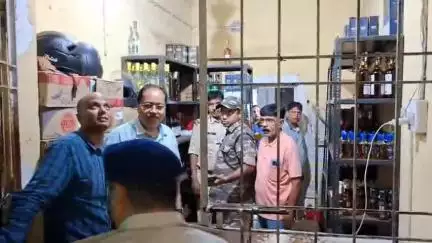 धनबाद/केंदुआडीह: धनबाद के मेमको मोड़ पर आबकारी विभाग ने मजिस्ट्रेट के नेतृत्व में अवैध शराब विक्रेताओं पर की कार्रवाई