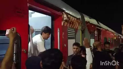 अशोक नगर: ग्वालियर से बेंगलुरु जाने वाली ट्रेन को हरी झंडी दिखाकर सिंधिया उसी ट्रेन से अशोकनगर आए, जनरल डब्बे में किया सफर