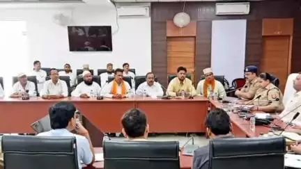गौरीगंज: कलेक्ट्रट में आगामी त्योहारों को लेकर धर्मगुरुओं और समाज के प्रतिष्ठित नागरिकों के साथ संयुक्त पीस कमेटी की बैठक की गई