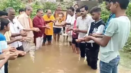 ଆସିକା: ଉତ୍କଳମଣି ଗୋପବନ୍ଧୁ ଦାସ ଙ୍କ ଶ୍ରାଦ୍ଧ ଦିବସ ରେ ରେ ମାନବସେବା ସମିତି ପକ୍ଷରୁ ଋଷୁକୂଲ୍ୟା ନଦୀରେ ତିଳ ତର୍ପଣ ସହ ବିଭିନ୍ନ କାର୍ଯ୍ୟକ୍ରମ