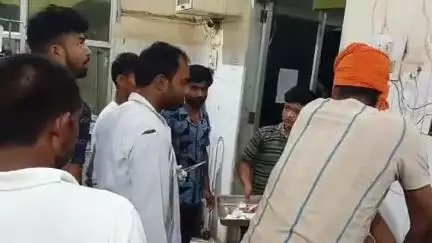 मिश्रिख: माहोली मार्ग पर सड़क पर तेज रफ्तार अज्ञात वाहन ने बाइक को मारी जोरदार टक्कर, एक व्यक्ति गंभीर रूप से घायल