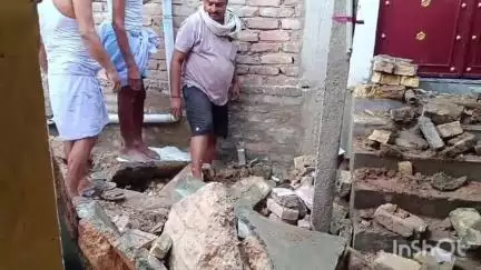 समस्तीपुर: मुसरीघरारी के उदापट्टी गांव में मुंडन संस्कार में मकान का छत गिरा, किशोर की मौत, 10 घायल
