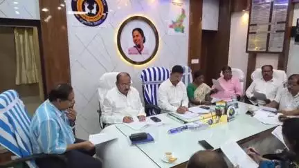 সিউড়ি ১: বীরভূম জেলা পরিষদে পূর্ত-কার্য ও পরিবহন দপ্তর নিয়ে বিশেষ বৈঠক এর আয়োজন, উপস্থিত ছিলেন সভাধিপতি কাজল শেখ