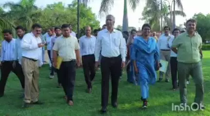 एत्मादपुर: मंडलायुक्त शैलेंद्र कुमार सिंह ने इनर रिंग रोड पर ADA टोल प्लाजा के सौंदर्यीकरण कार्यों का किया निरीक्षण