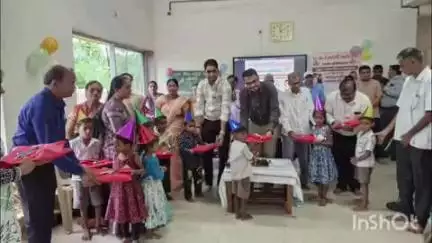 ભદરપાડા પ્રાથમિક અને માધ્યમિક શાળા ખાતે વિદ્યાર્થીઓનુ નામાકંન કરાવતા ઉપ સચિવ શ્રી પિયુષકુમાર રાજવંશી