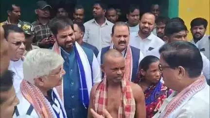 ଧରାକୋଟ: ସିଙ୍ଗିପୁର ଗ୍ରାମର ନିର୍ଯାତିତ ଦୁଇ ଦଳିତ ଙ୍କ ପାଖରେ ପହଁଚିଲା କଂଗ୍ରେସ ର କେନ୍ଦ୍ରୀୟ ଦଳ