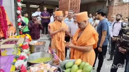 આણંદ: અમદાવાદ રથયાત્રામાં જોડાનાર સ્વામિનારાયણ મંદિરના ટેબ્લોમાં બિરાજમાન શ્રીજીની ગોયા તળાવ પાસે આરતી કરવામાં આવી