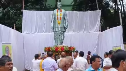ନୟାଗଡ: ପଠାଣି ସାମନ୍ତ ସଂସ୍କୃତି ଭବନରେ ନାଟ୍ୟକାର ରାମଚନ୍ଦ୍ର ମିଶ୍ରଙ୍କ ୧୫ ଫୁଟ ଉଚ୍ଚତା ବିଶିଷ୍ଟ ବ୍ରୋଞ୍ଜ ପ୍ରତିମୂର୍ତ୍ତି ଅନାବରଣ କାର୍ଯ୍ୟକ୍ରମ