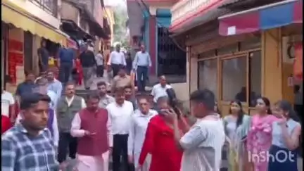 कांगड़ा: केंद्रीय राज्य मंत्री हर्ष मल्होत्रा ने कांगड़ा के ब्रजेश्वरी देवी मंदिर में नवाया शीश