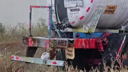 திண்டுக்கல் மேற்கு: டேங்கர் லாரியிலிருந்து வெளியாகி வரும் ஹைட்ரோ குளோரிக் ஆசிட் தோமையார்புரம் அருகே தண்ணீர் ஊற்றி குளிர்வித்த தீயணைப்பு துறையினர்