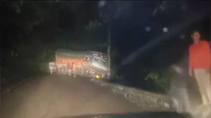 पन्ना: पन्ना-छतरपुर मार्ग पर भैरव टेक घाटी में सीमेंट से भरा ट्रक पलटा, कई घंटों से लंबा जाम