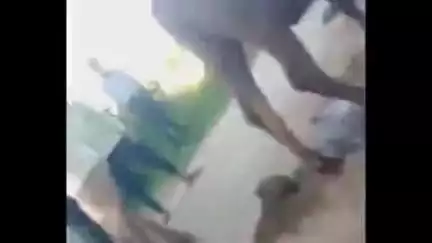 फिरोज़ाबाद: गांव किशनदास पुरा इलाके में दो पक्षों के बीच जमकर चले लाठी-डंडे, घटना का लाइव वीडियो आया सामने