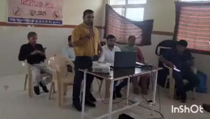 आरोन: सामुदायिक स्वास्थ्य केंद्र आरोन में खंड स्तरीय समीक्षा बैठक हुई, बारिश में बीमारियों से बचाव के निर्देश