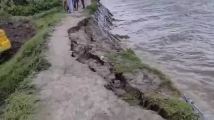 গোসাবা: গোসাবার কালিদাসপুরে কাঁকসা নদীবাঁধে ধস,আতঙ্কিত এলাকাবাসীরা,সেচ দফতরের উদ্দ্যোগে বাঁধ মেরামতি শুরু হলো বৃহস্পতিবার বিকালে