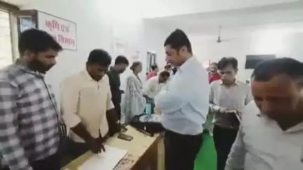 बनेड़ा: जिला कलेक्टर ने जिले के दौरे पर रायला में आयोजित पंडित दीनदयाल उपाध्याय अंत्योदय संबल पखवाड़ा शिविर का किया अवलोकन